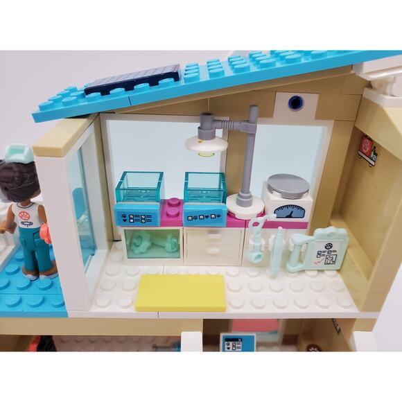 Lego Friends - Heartlake City Vet Clinic - 41446 - Picture 8 of 9